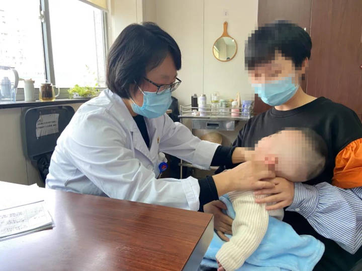 怎么防止宝宝歪脑袋睡导致斜颈,宝宝歪头和斜颈挂什么科