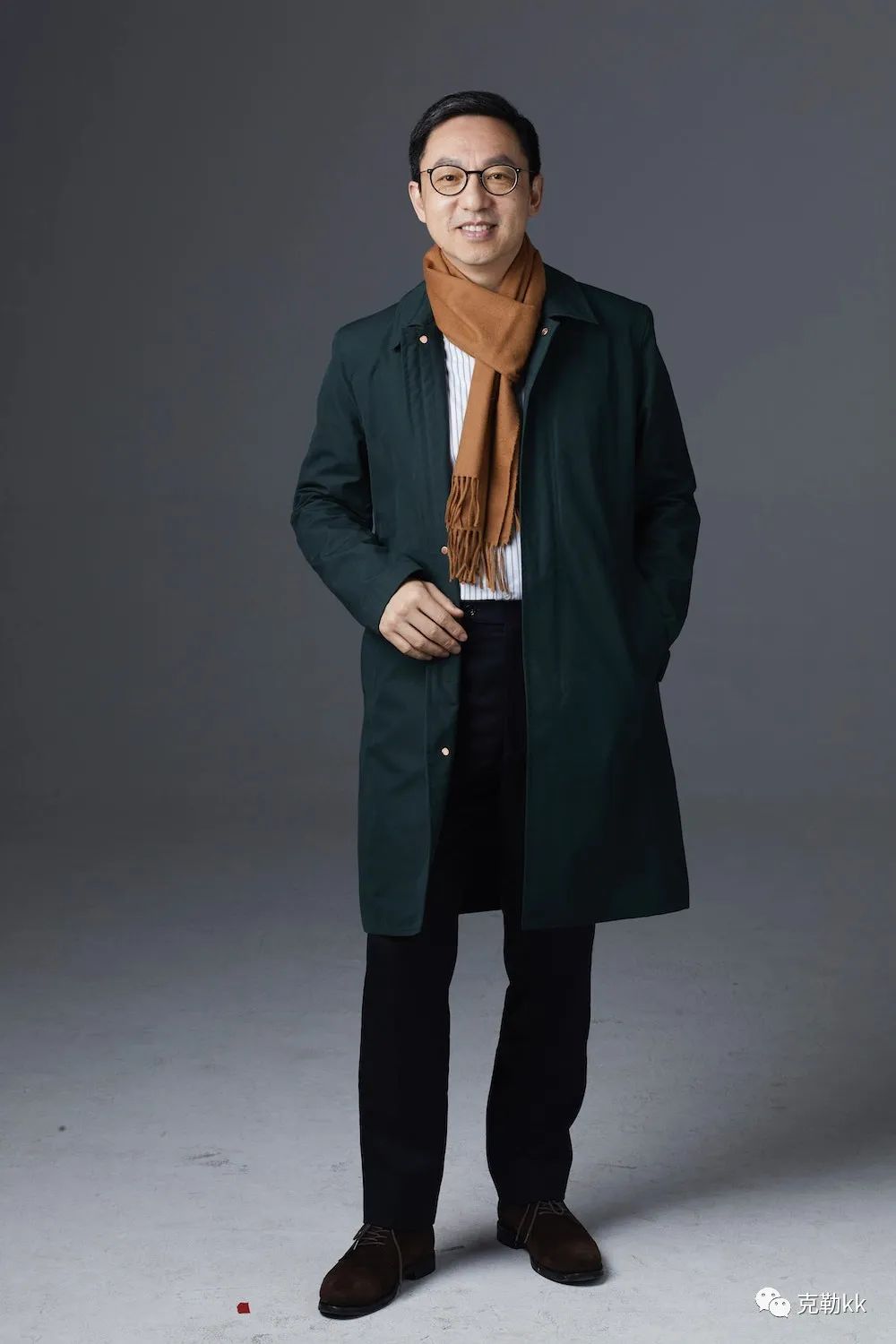 纠结大衣是选黑色还是驼色,纠结买大衣好还是羽绒服好