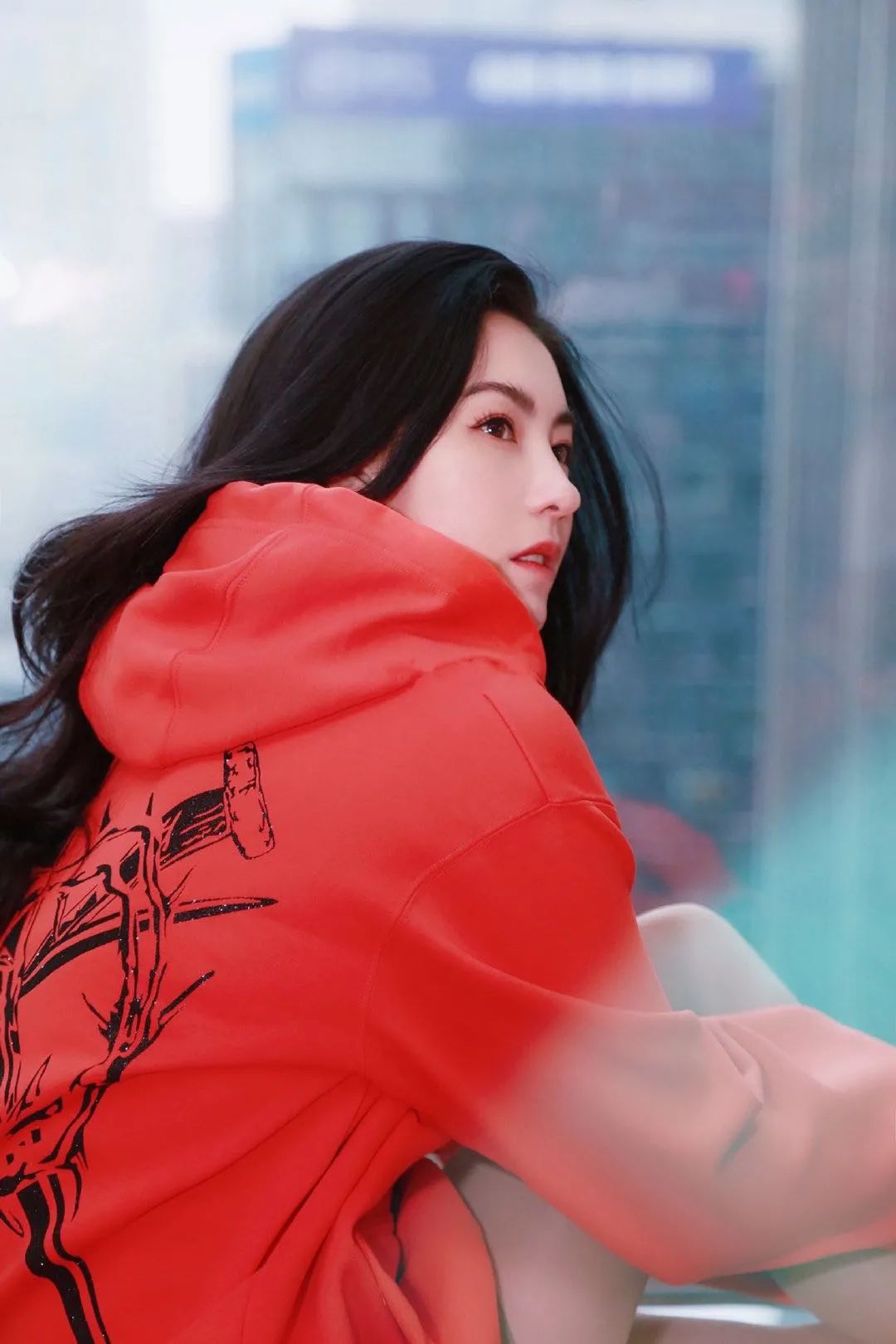 卫衣季节,秋季潮搭连帽卫衣尽显青春活力感