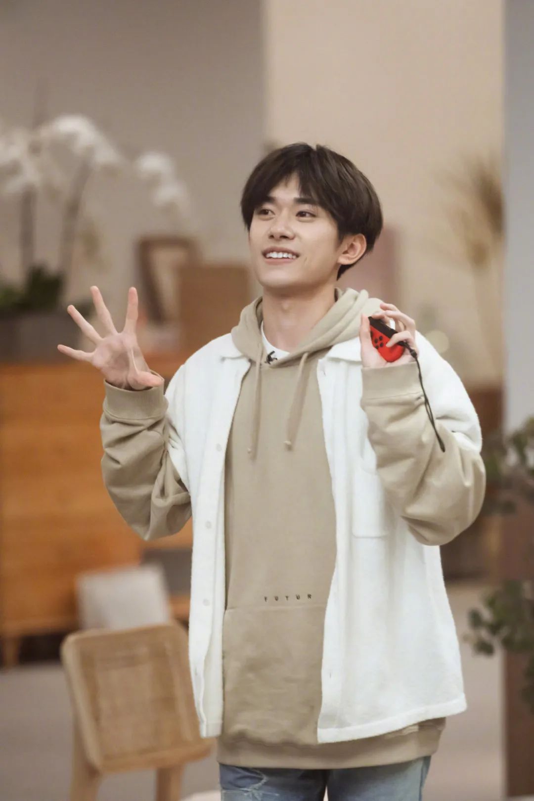 卫衣季节,秋季潮搭连帽卫衣尽显青春活力感