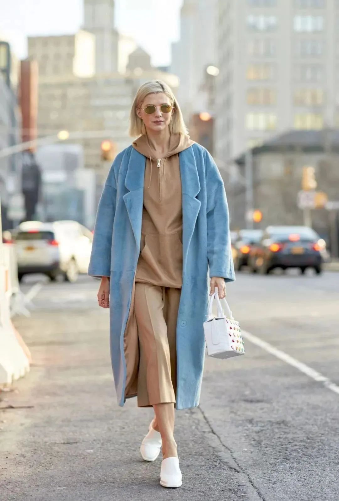 卫衣季节,秋季潮搭连帽卫衣尽显青春活力感