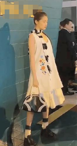 关晓彤刚因美颜上热搜,关晓彤出席活动造型被吐槽像村姑