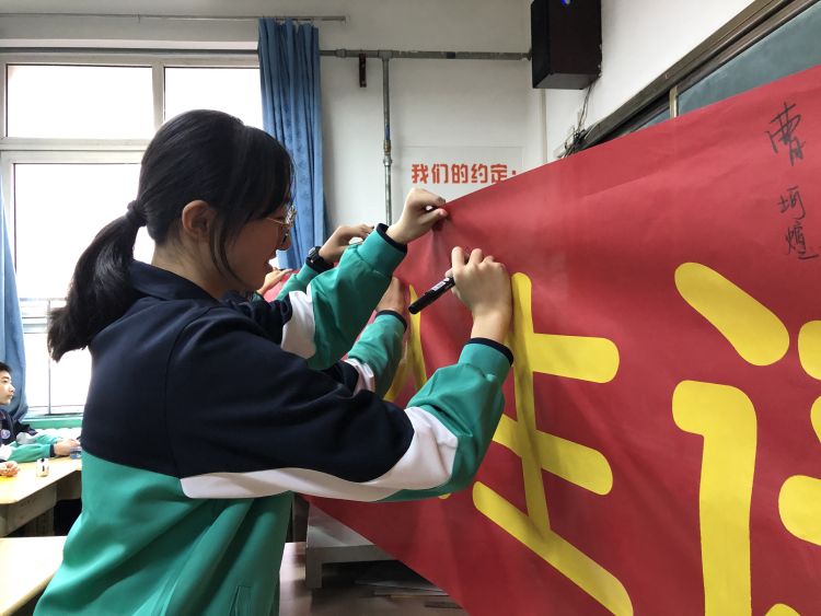 岛城学子“犇”向新学期，开学第一课传递满满正能量