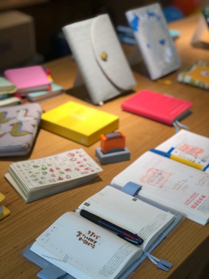 有人为此一年花五六千元！这花里胡哨的小本子，到底有啥魅力