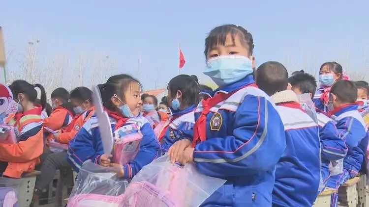 这一天，他们全部用上了新书包新文具