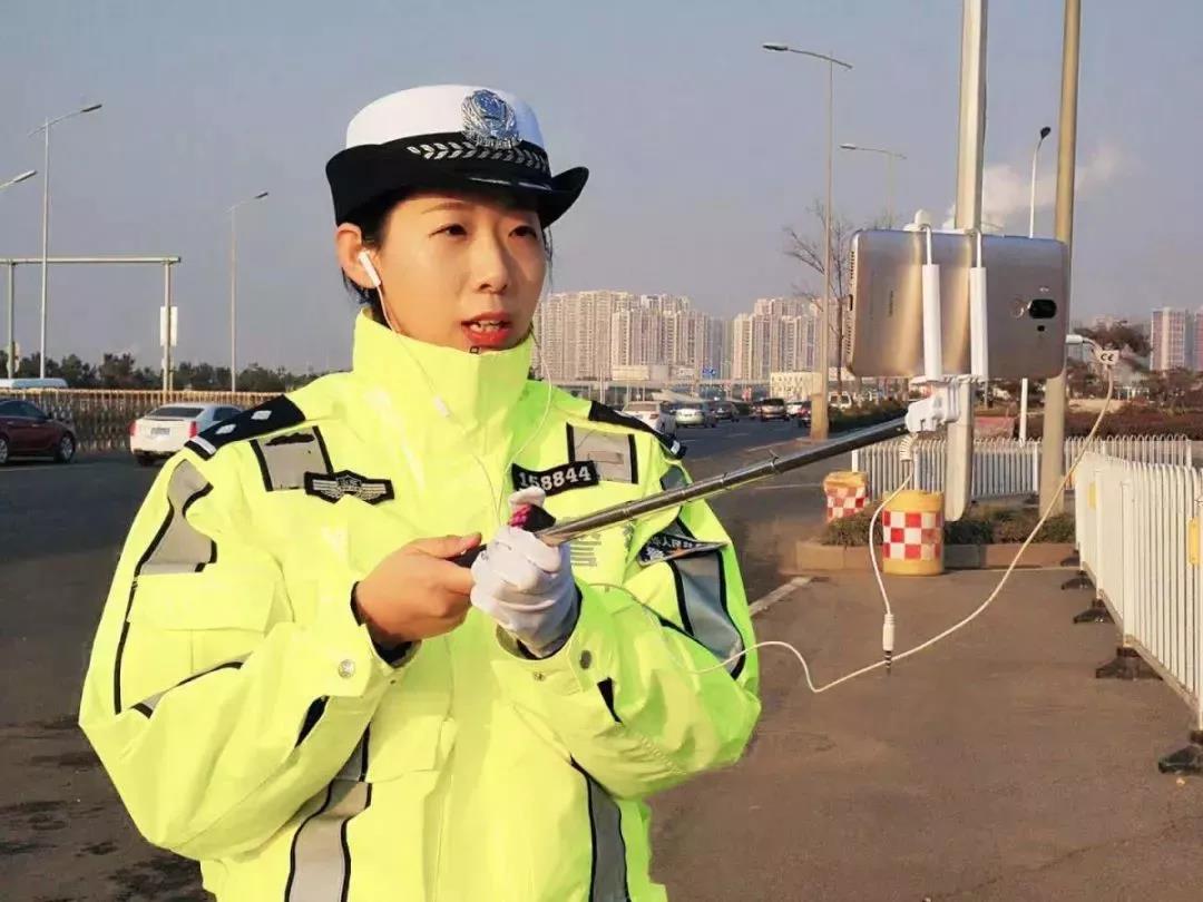 公安交警三八节女民警事迹 (青岛最美交警女警)