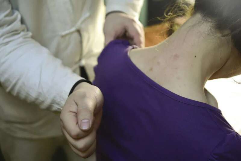 低头玩手机颈椎痛怎么缓解,低头玩手机会导致颈椎出哪些问题