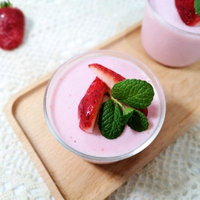 春日甜品制作教程草莓蛋奶布丁,自制软嫩q弹的草莓布丁