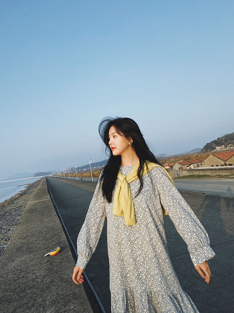 章若楠慵懒风卷发,章若楠慵懒马尾