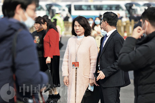 格力电器董明珠谈国家标准,格力董事长董明珠言论引发争议