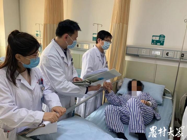 50岁左右为更年期高发时期,要对症治疗,还要多关注骨密度