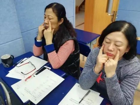 认真做眼操保护好眼睛,做好眼保健操爱护自己的眼睛