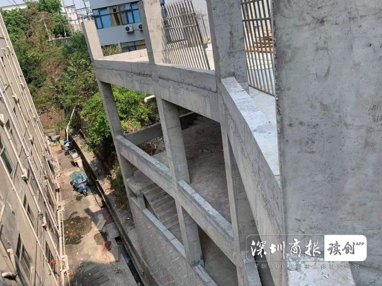 龙岗布吉一护坡上竟盖起3层楼房邻近街坊提心吊胆