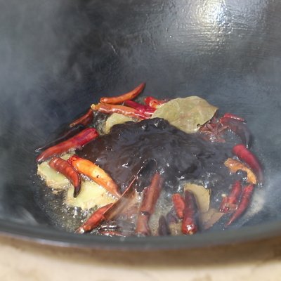 酱大骨用铁锅炖一般要炖多久,正宗铁锅炖酱骨