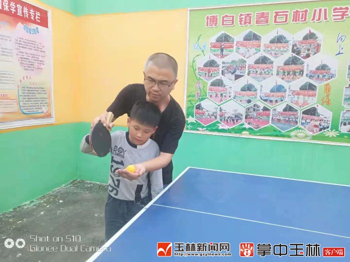 别人挤破头调城里他却主动申请回村小