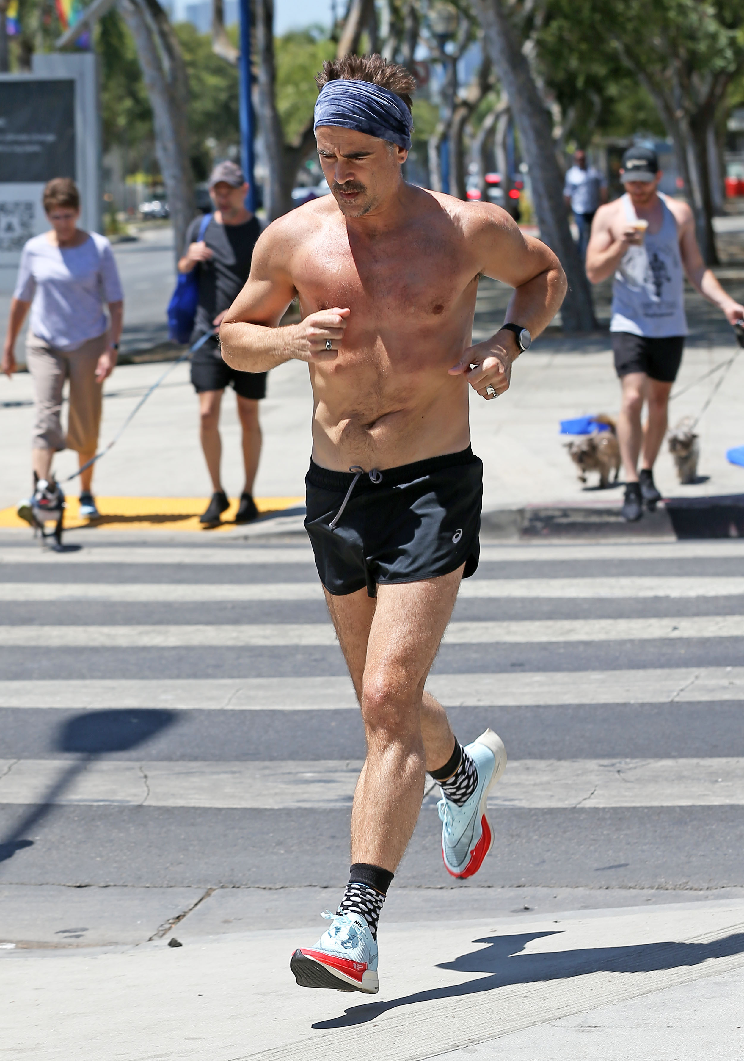 45岁柯林法洛赤膊慢跑「秀腹肌」！0赘肉手臂+腿炸肌肉线条