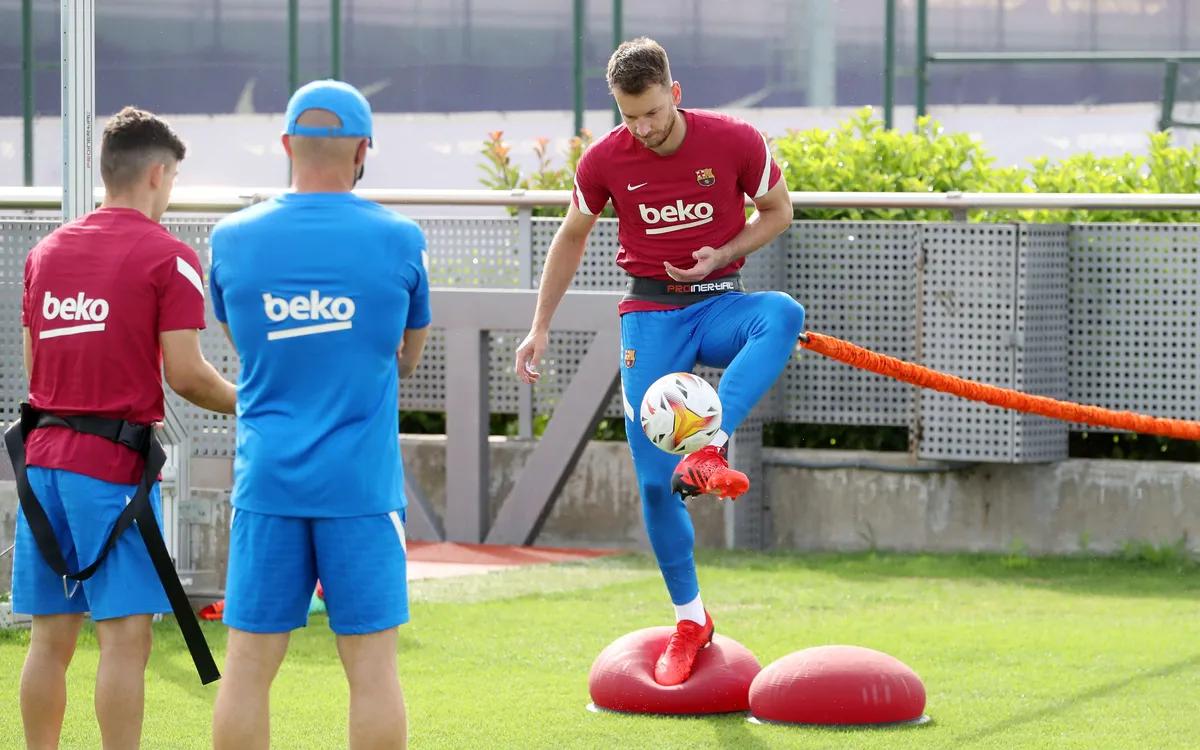 一图流：巴萨正式开始季前备战，拉波尔塔更衣室探望球员