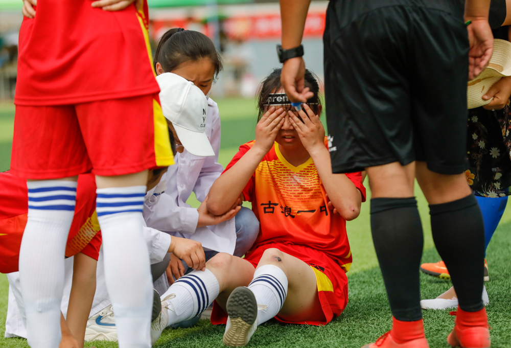 足球赛场上的感动瞬间,足球赛场感动视频