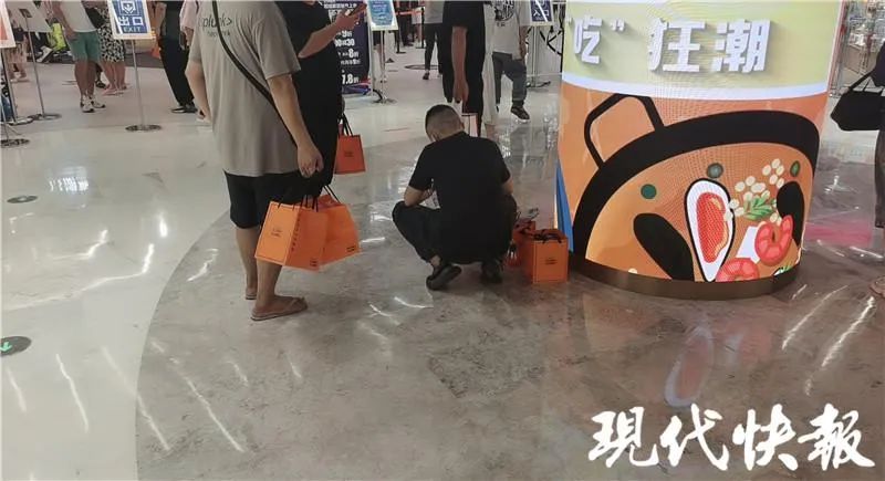 网红奶茶店每天雇100人排队,南京网红代购