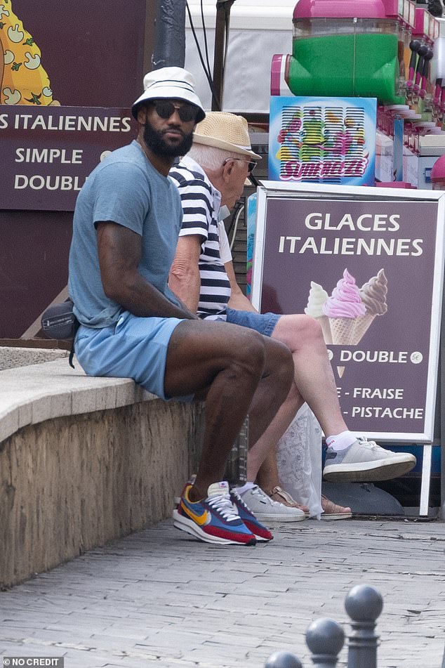 享受生活！媒体晒詹姆斯前天在科西嘉岛品尝冰淇淋度假照