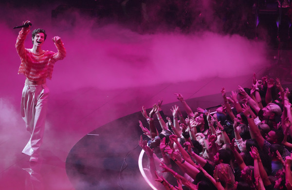 VMA万人参与明星无罩上阵！梅根福克斯「内衣薄纱」黏男友亮相