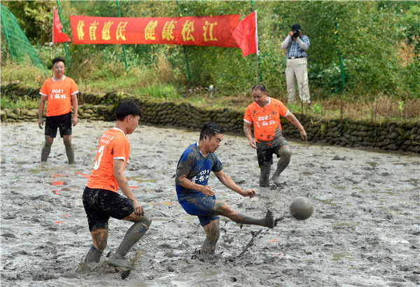 松江泥地足球比赛视频,泥地趣味足球比赛