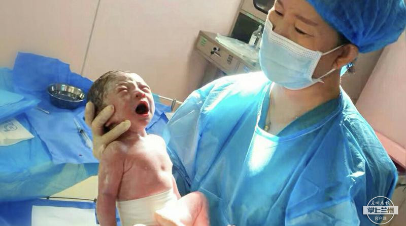 孕妇在火车站突然临盆事件,火车上一孕妇临产