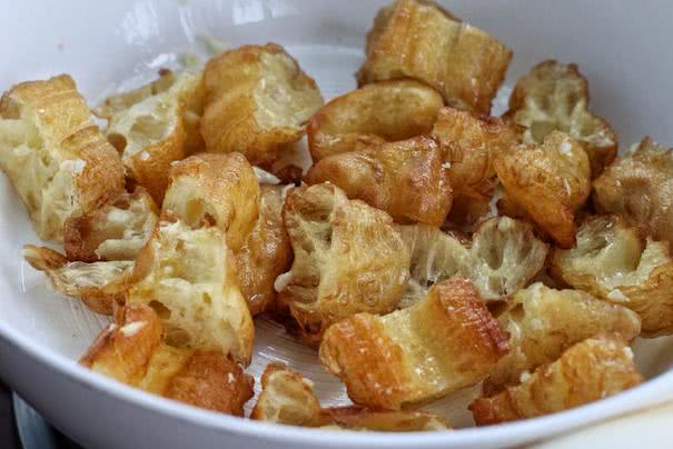 油条怎么炒好吃又松软,腊肉炒油条的家常做法