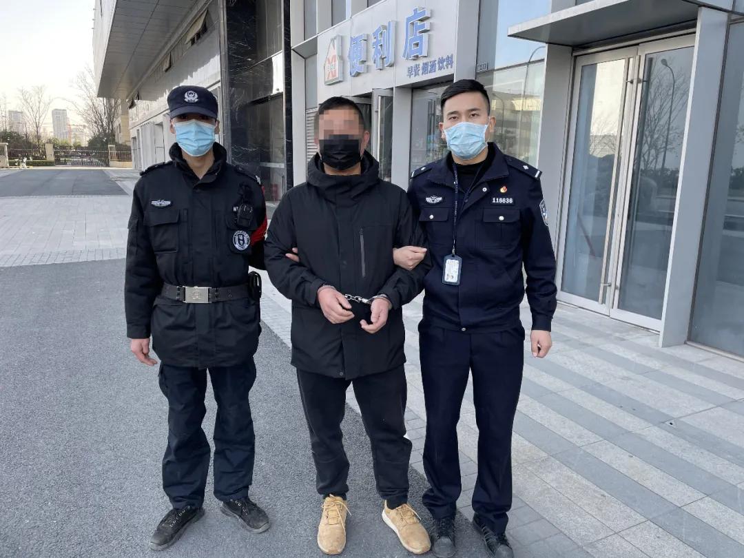 余杭一厨师下班后兼职被抓,厨师为女朋友送礼