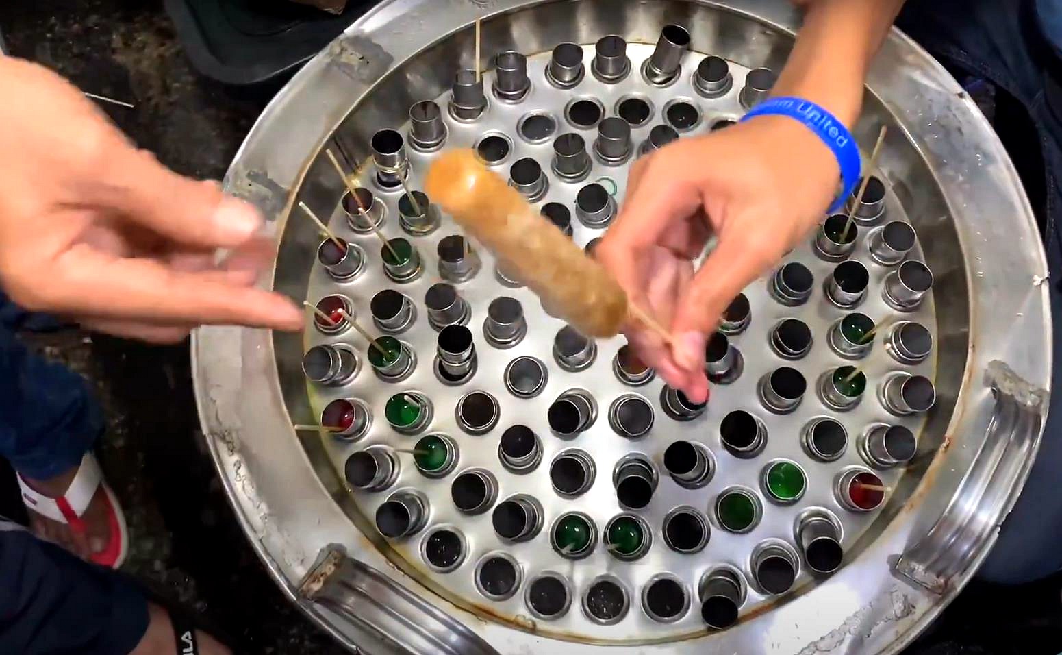 印度街头奇怪的不锈钢设备，看起来有点恶心，做的东西却卖疯了