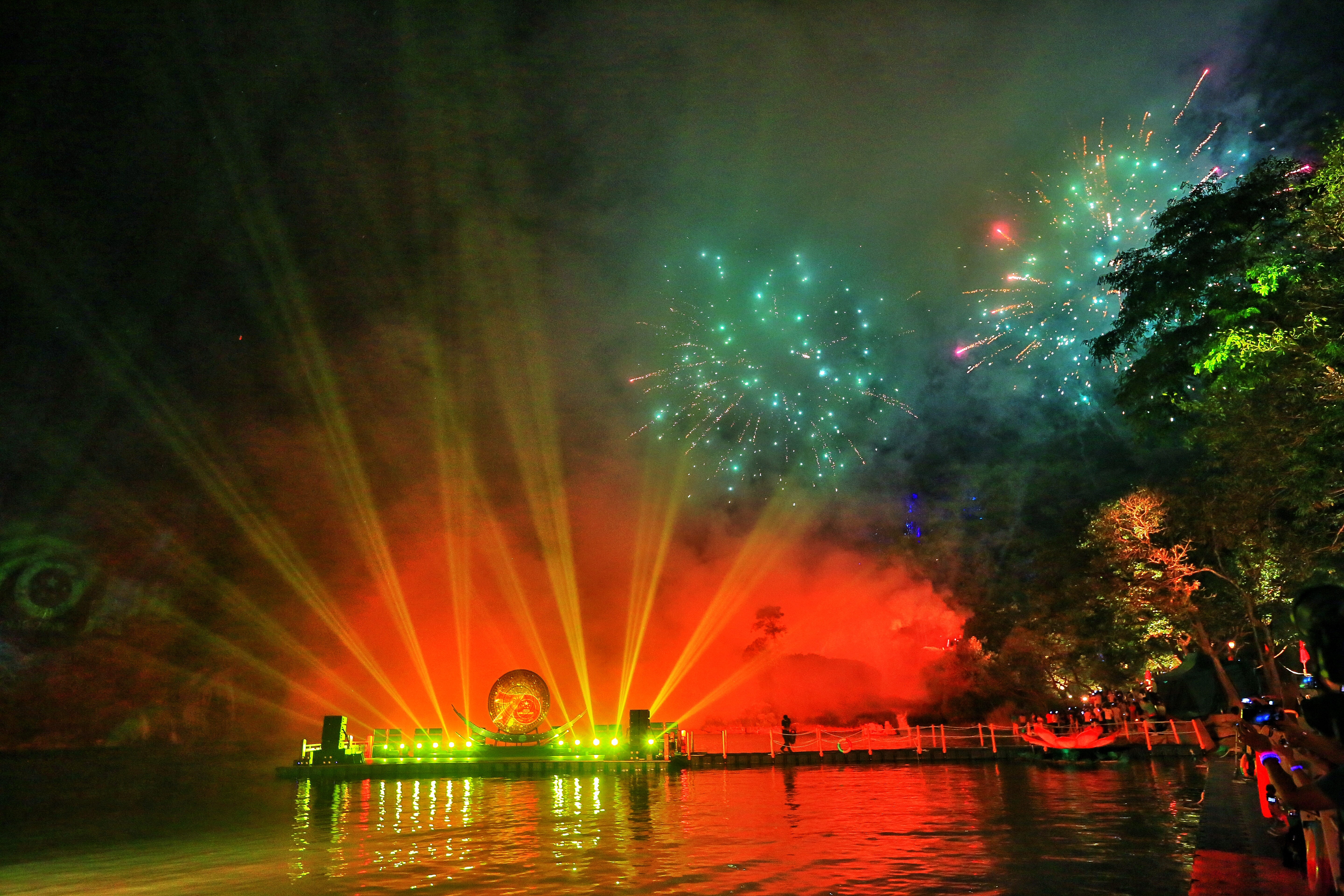 广西德天瀑布有灯光,今日广西德天瀑布