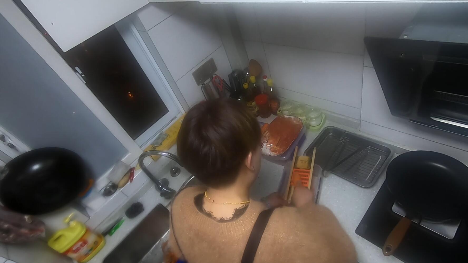 拼命比男人狠！为还清20万外债，28岁姑娘凌晨3点起床挣钱