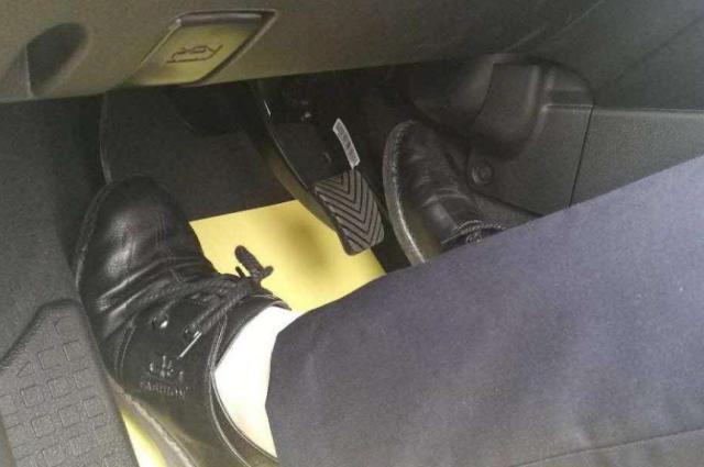 新手为什么容易踩错刹车与油门,怎么踩油门跟刹车可以避免踩错