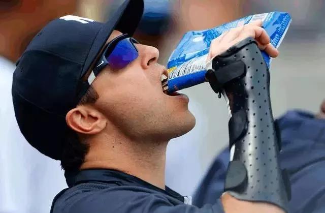 你精通嗑瓜子的艺术了没？当歪果仁开始学中国人嗑瓜子……