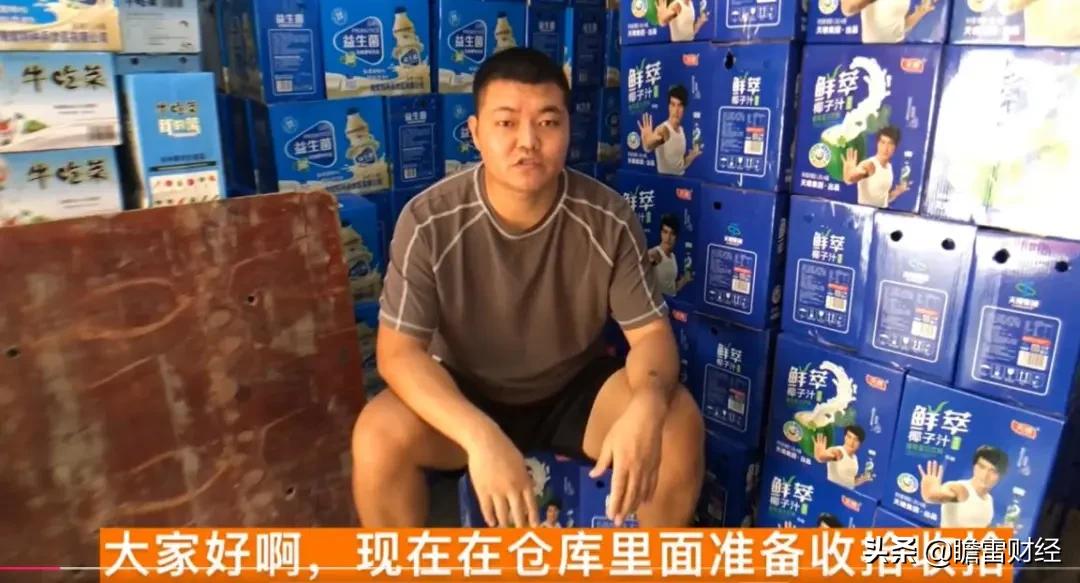 一个人一辆小厢货,一个人一辆摩托小生意