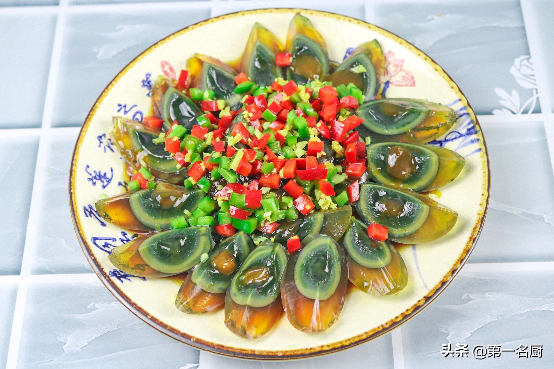 大厨教你凉拌皮蛋的正确做法,皮蛋火腿肠鸡蛋凉拌调汁