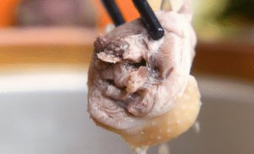 椰椰椰！这家人气椰子鸡专门店，光是汤底就喝饱了