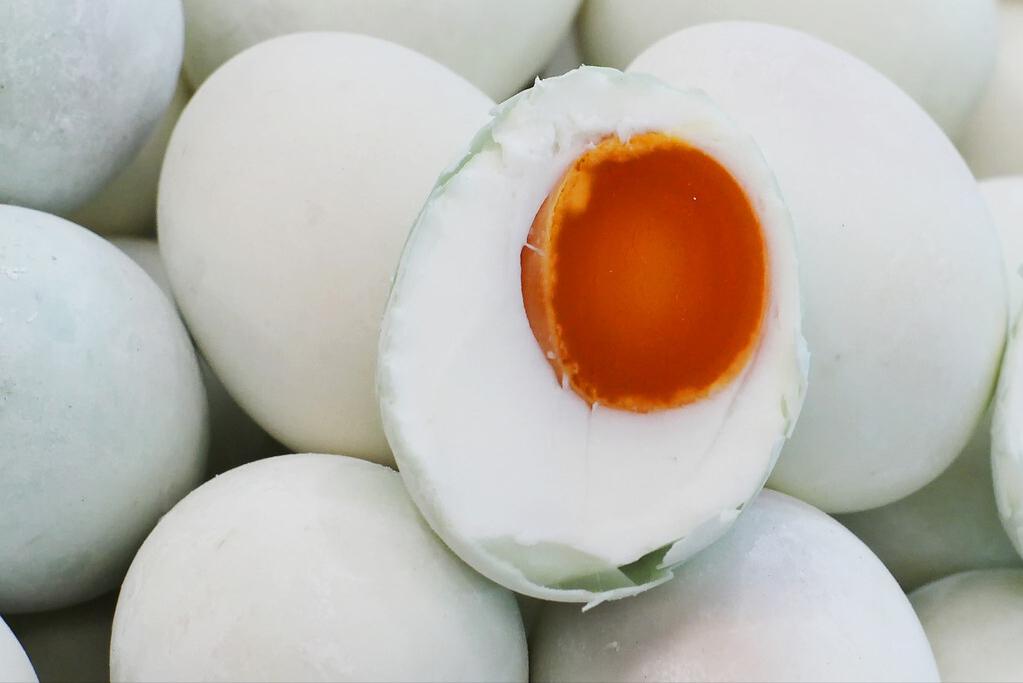 腌咸鸭蛋不要太咸还流油的做法,腌咸鸭蛋不用白酒的方法