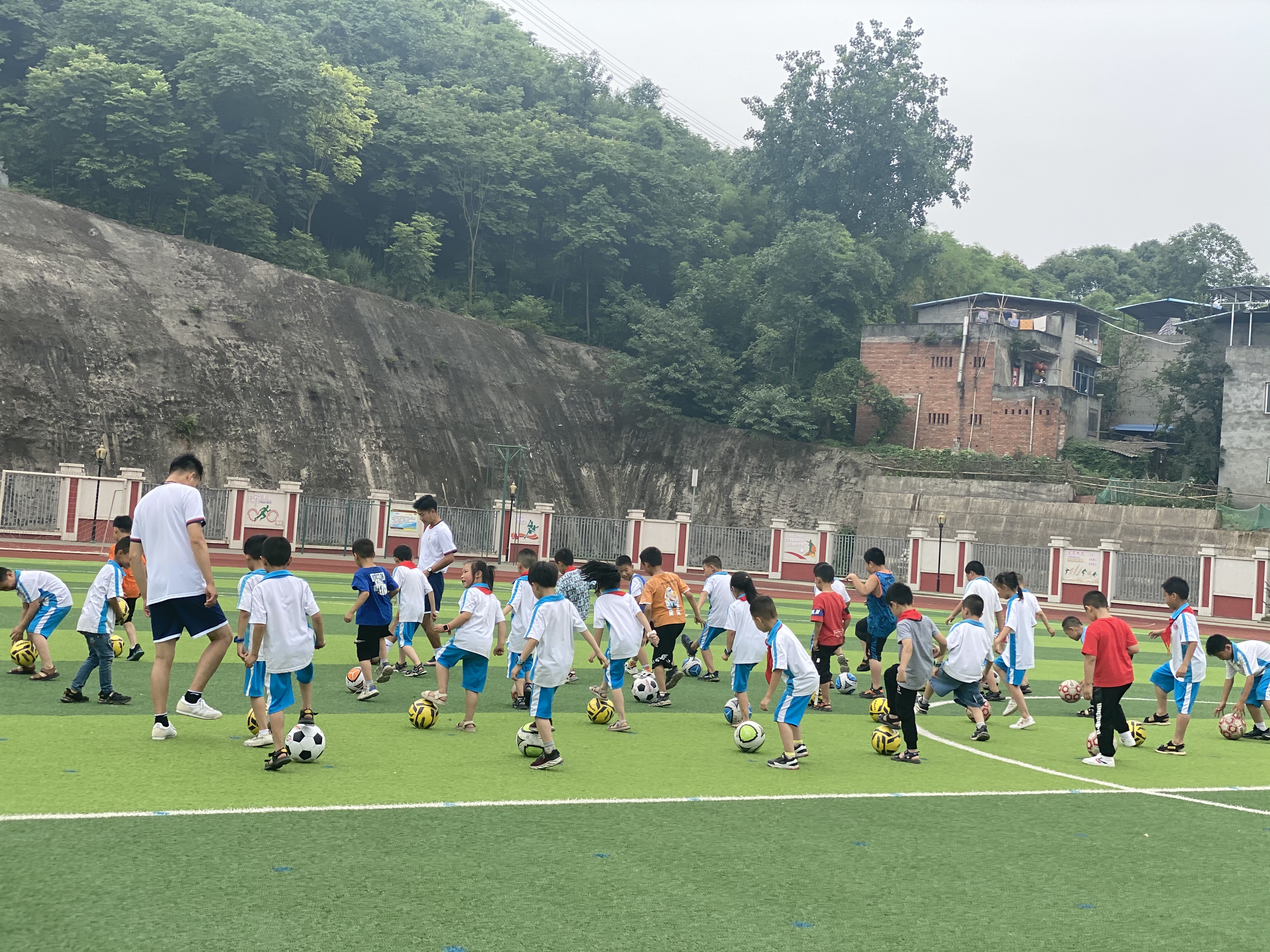 公益足球课走进乡村学校,足球线上公益课