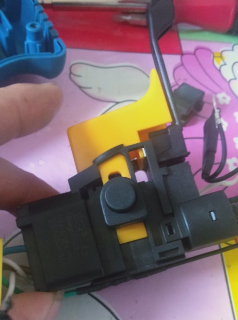 晶思达手电钻开关总成内部构造,插电款带冲击的手电钻