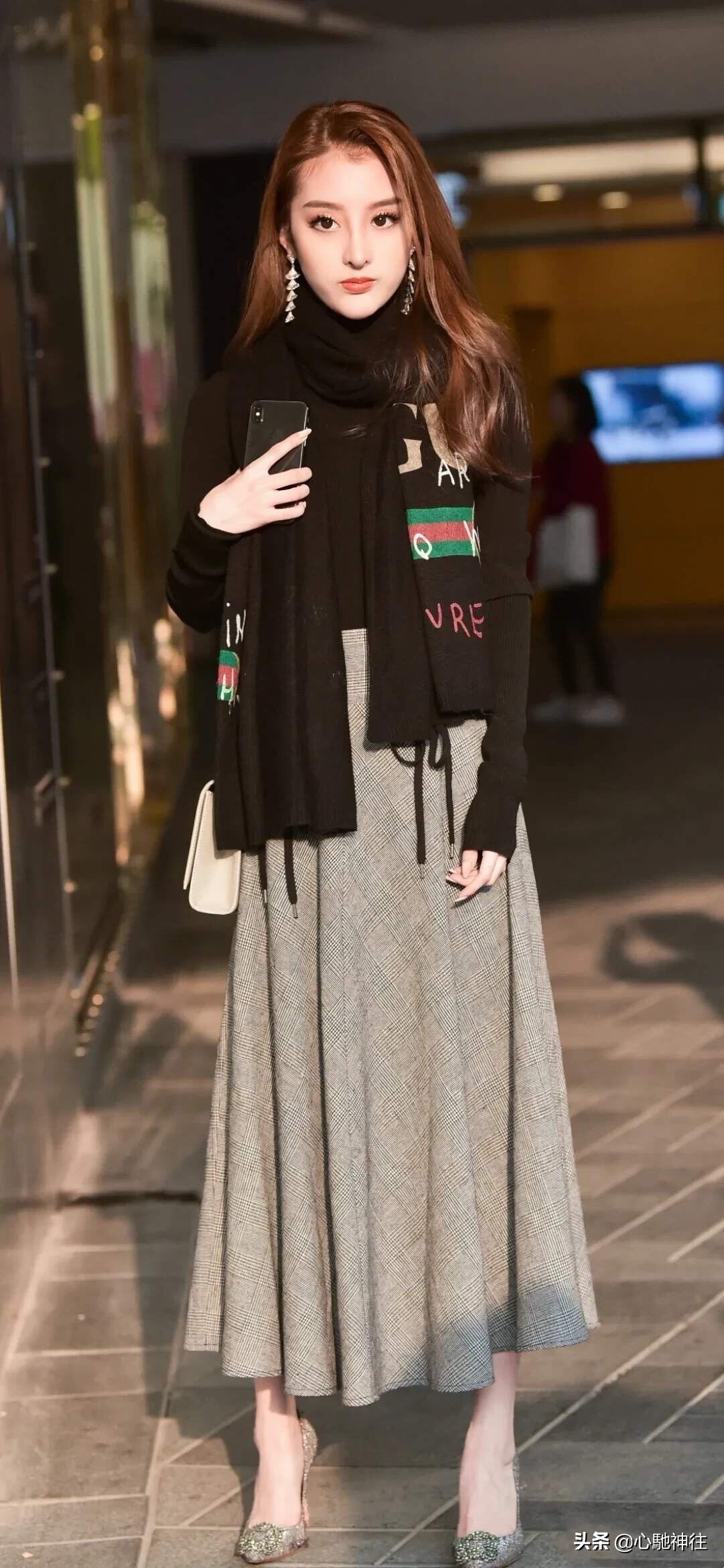 小姐姐颜值高更会穿！黑色高领毛衣搭灰色格纹半身裙，尽显文艺范