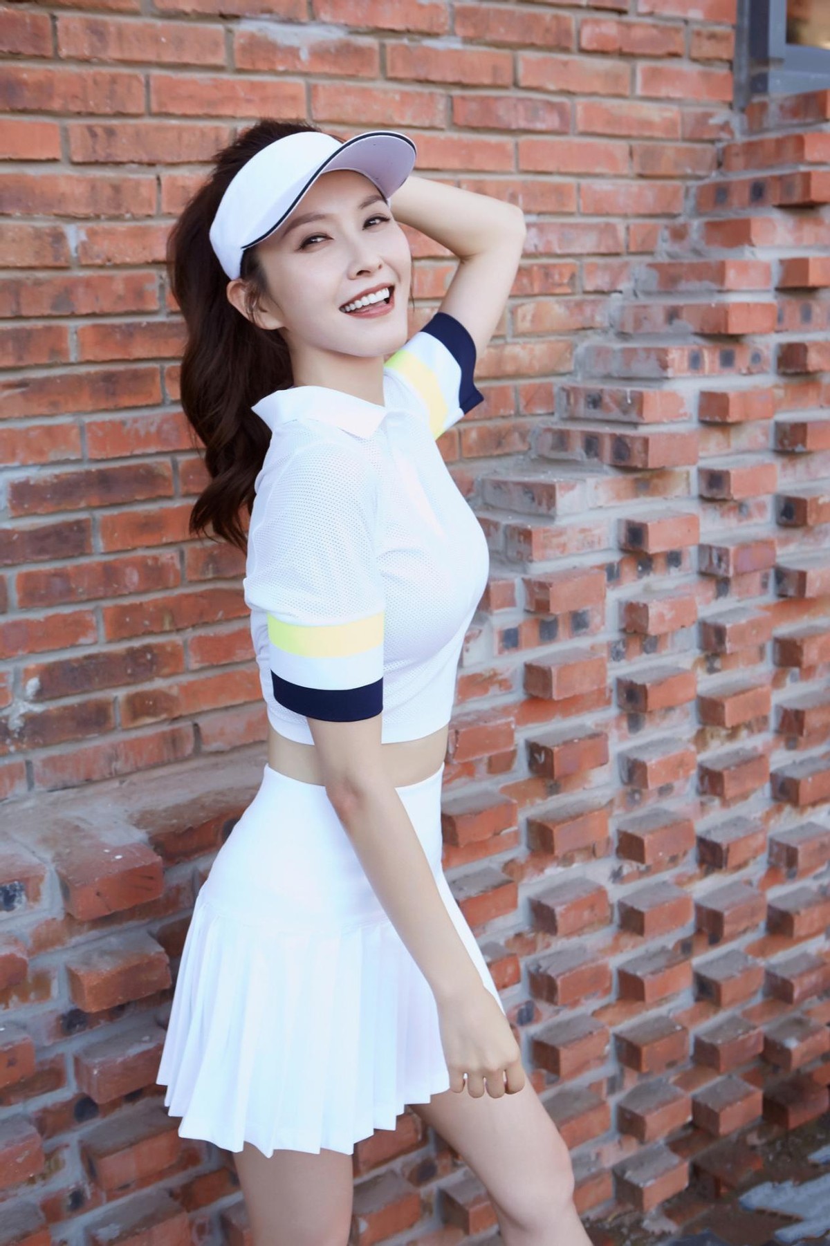 徐洁儿穿条纹裙子的视频,徐洁儿黑白刺绣裙