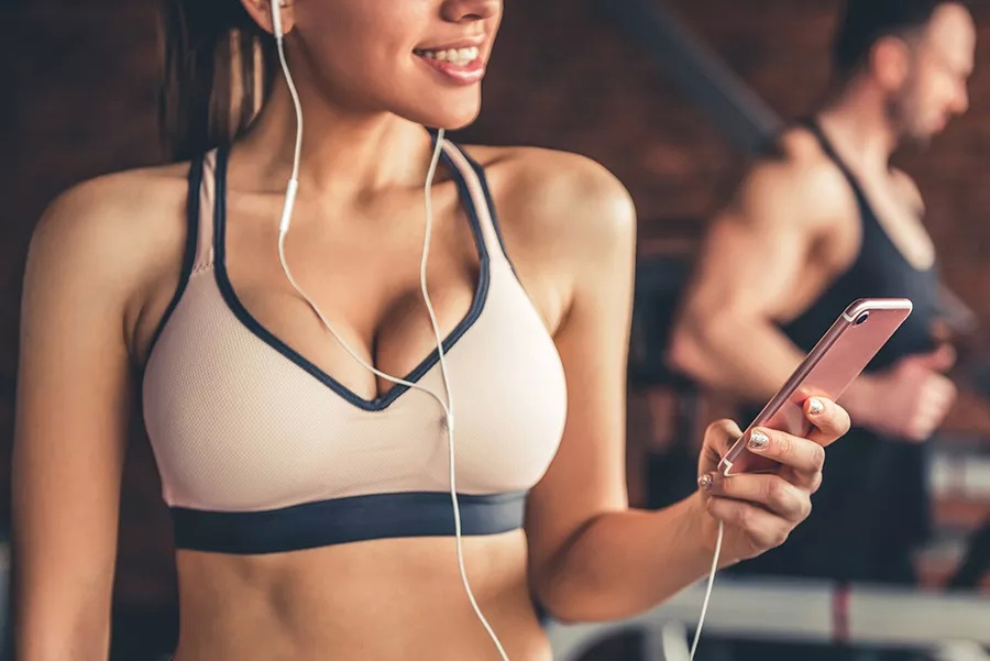 练胸的4个黄金动作健身房,女人在家练胸最有效的动作