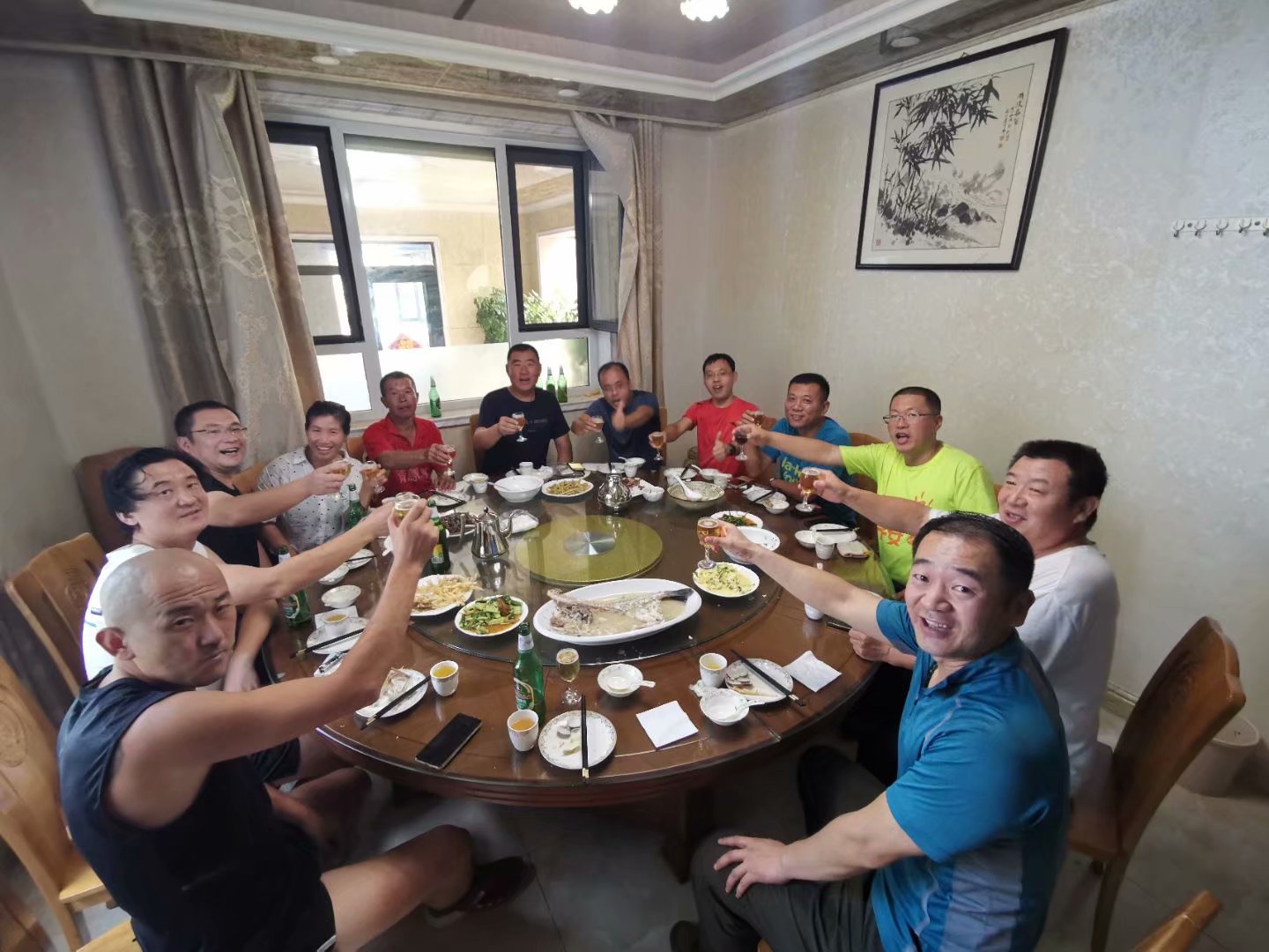 远征三晋凯旋还，飓风众人把酒欢