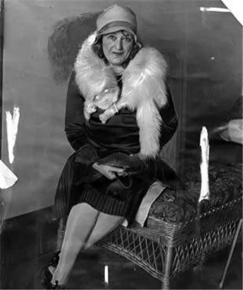 女子将情人藏阁楼20年,女子把情人藏在阁楼十年后续