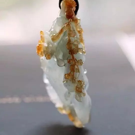 翡翠有白斑是什么原因,翡翠有白点对身体有害吗