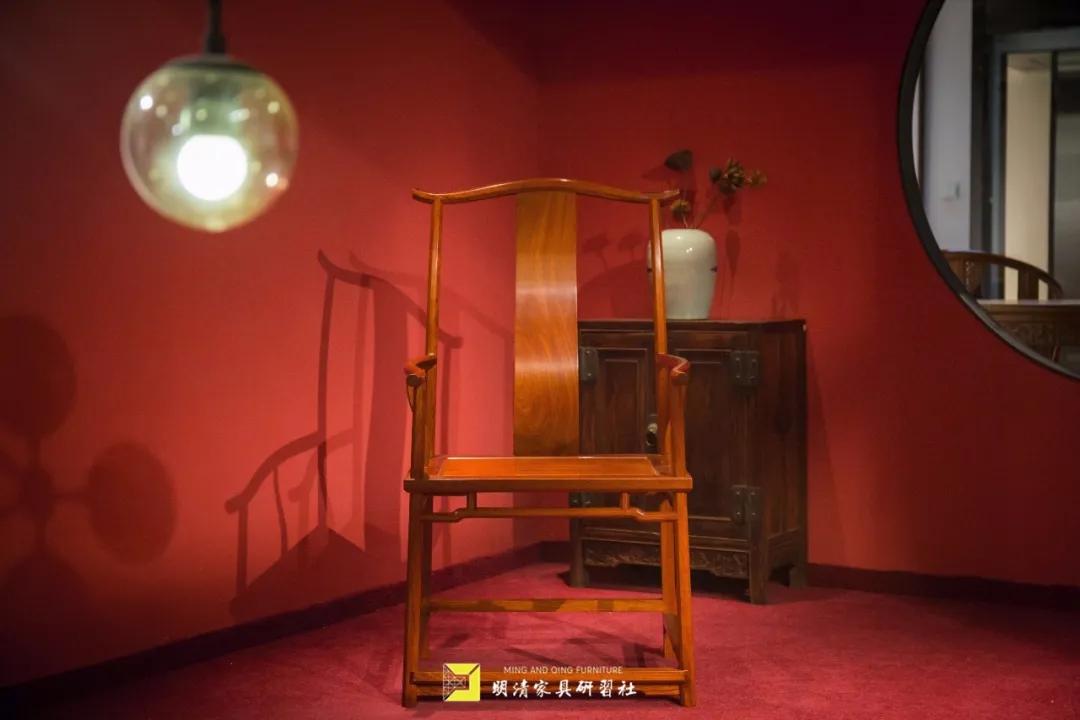 一张椅子风景图,一张好的官帽椅可以保证坐的舒适