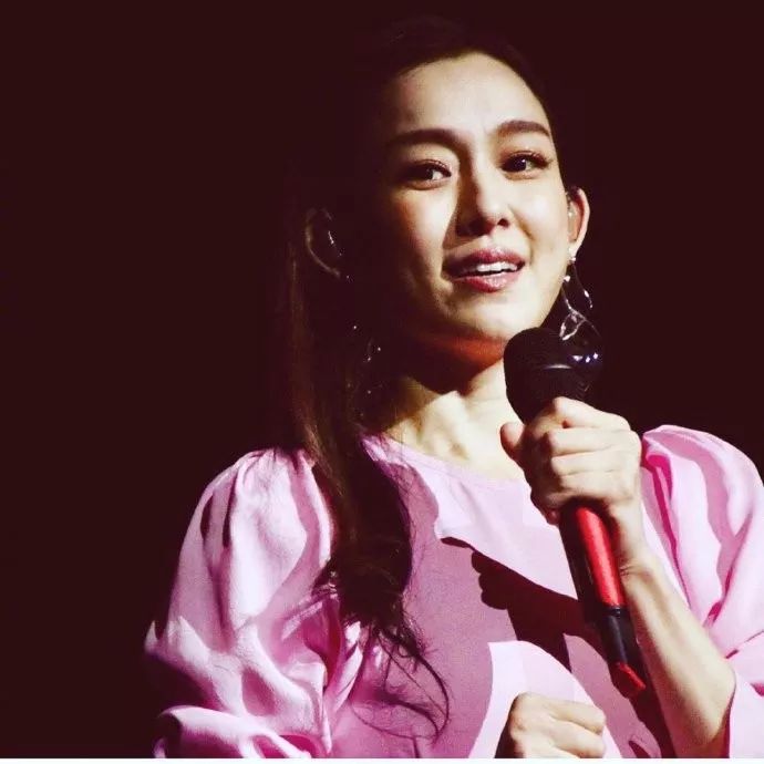 范玮琪摔跤反被疑怀孕，下巴皮开肉绽缝15针，还被骂炒作现世报