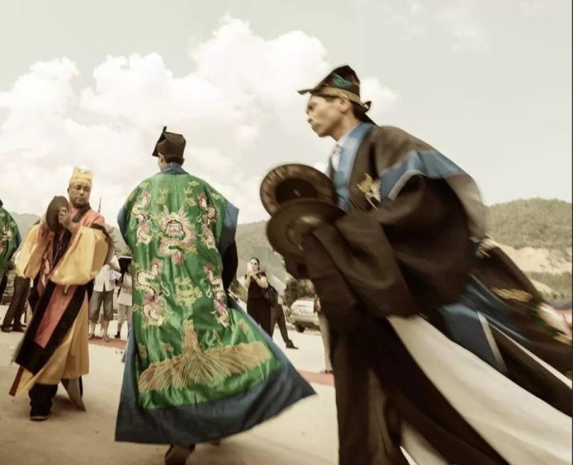 学大禹坡脚的姿态，喊“急急如律令”的咒语，浅析东汉巫觋的规范