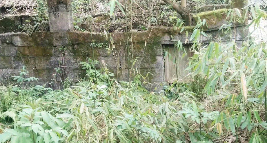 八九十年代的老瓦房，长年无人居住，确权登记时户主该写谁的名字